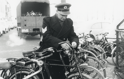 128986 Afbeelding van het afvoeren door de politie van verkeerd gestalde fietsen langs de Leidseweg te Utrecht.